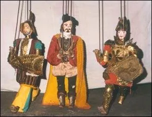 Le premier est un Sarrasin  gauche, au centre, Gano de Magonza, et  droite, Astolfo. Qui est Gano de Magonza ?