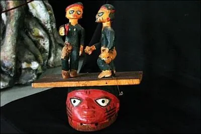 Les marionnettes sont mues par en-dessous au moyen de btons, elles dansent des danses rituelles, la plupart du temps sans parler. Elles viennent de l'ancienne colonie du Soudan franais.
