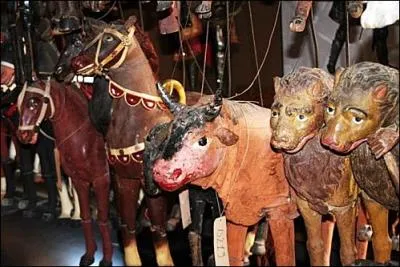 Soldats, personnages varis, personnages civils, les marionnettistes ont de l'imagination. Les marionnettes ... n'ont rien  envier aux personnages.