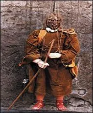 Observez sa tenue : sandales, longue robe au tissu pais, besace, bton. Qui est-il ?