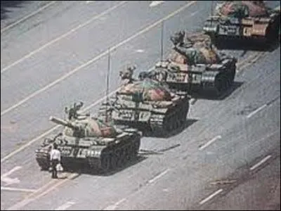 Le 5 juin 1989, quel homme, devenu un symbole de la non-violence, arrte la progression d'une colonne de chars sur la place Tian'anmen  Pkin ?