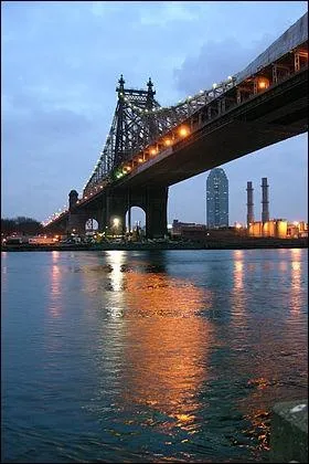 Quelle est la hauteur du pont de Queensboro ?