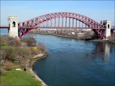 Combien de mtres de long fait le pont Hell Gate ?