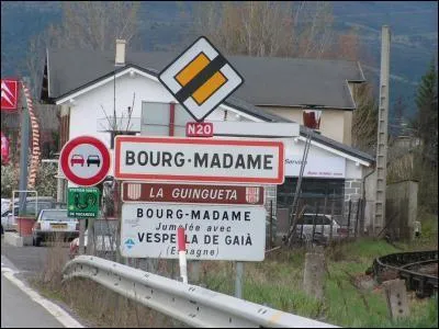 Voisine de l'enclave espagnole de Llvia dans les Pyrnes-Orientales.
