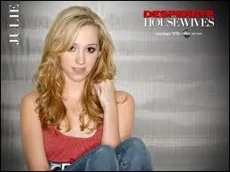  quelle heure Julie doit-elle rentrer du bal de la fondation ?