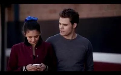 Que fait Elena avec son portable ?