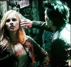 Que fait Rebekah  cet homme ?