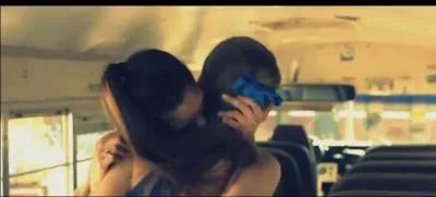 Pourquoi Elena mord-elle la fille ?