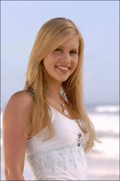 Dans quelle srie Claire Holt incarnait-elle le rle d'Emma Gilbert ?