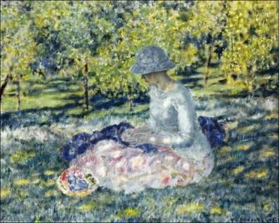 Femme assise dans un parc avec panier.