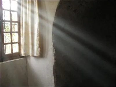 Qui chantait " Je vois d'ici un rayon de soleil doré comme tes cheveux" ?