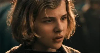 Comment se nomme la jeune fille qui a la cl en forme de cur autour du cou ?