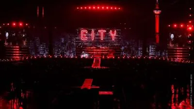 Compltez ces paroles de la chanson Le fond de l'air est rouge :  Et nous l haut et tous nos vaisseaux le jour sera rouge .  