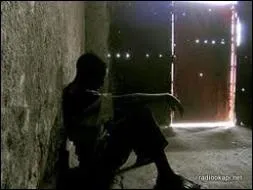 Autrefois, un prisonnier squestr dans un cachot tait mis   ----et  l'eau 