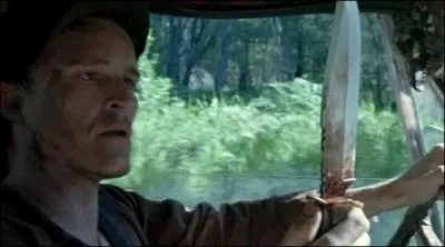 Comment s'appelle le couteau qui inquite Carly port par le conducteur de la voiture ?