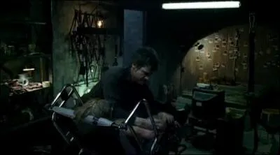 Quand Bo attache Carly, avec quoi l'empche t'il de hurle ?