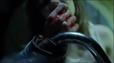 Quel doigt coupe Bo  Carly ?