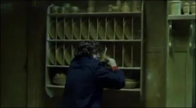 Pris au pige, Dalton jette combien d'assiettes  Vincent ?