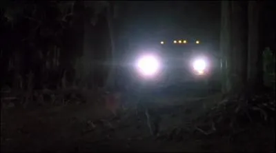 Surpris par un pick-up en camping sauvage, Nick casse quel phare du Pick-up ?