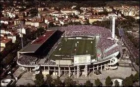 Quel joueur joue dans le stade Artemio-Franchi ?