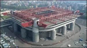 Quel joueur joue dans le stade San Siro (Giuseppe-Meazza) ?