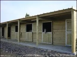 Comment appelle-t-on l'endroit clos o vit le cheval ?