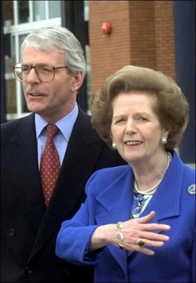 A son successeur  Downing Street, le conservateur John Major, elle dira : le problme avec vous John, consiste en ce que votre pine dorsale... ?
