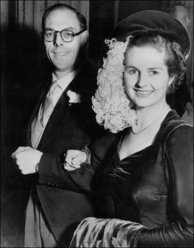 Si vous voulez des discours, demandez à un homme. Si vous voulez des  ...  , demandez à une femme. En illustration, la photographie du mariage de Margaret Roberts et Dennis Thatcher.