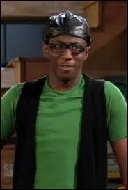 Comment s'appelle le meilleur ami de PJ qui veut sortir avec Bridgit Mendler ?