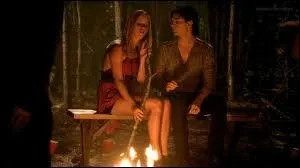Pourquoi Damon parle-t-il � Rebekah au feu de camp ?