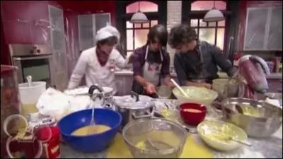 Qu'essayent-ils de faire pour son anniversaire ?