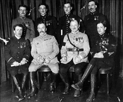 Ce militaire franais commena la 2e Guerre mondiale en tant que capitaine, il termina ce conflit en tant que gnral. Il a ralli la France Libre en aot 1940. En 1945, il fit transformer son nom !