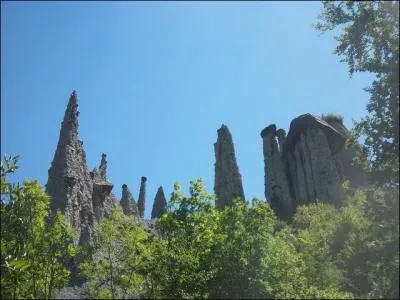 Ce site est magnifique et mystrieux , il se trouve dans les Hautes Alpes comment se nomme-t-il ?