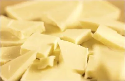 Quel produit est la base principale du chocolat blanc ?