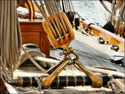 Nous voil lancs en pleine traverse, par beau temps mais sans trop de vent. Vous en profitez pour faire la sieste sur le pont. Ah, le doux chant du vent dans le grement ! ... Dans le quoi ?