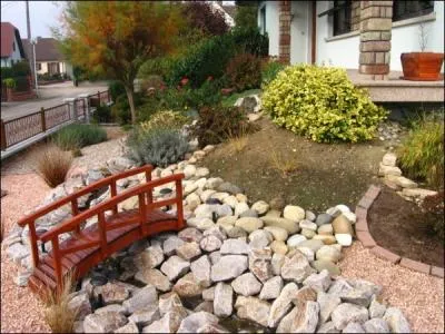 Tu te souviens du pont / Qu'on traversait nagu�re / Pour passer la rivi�re / Tout pr�s de la maison !