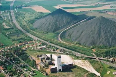 La terre c'�tait le charbon / Le ciel c'�tait l'horizon / Les hommes des mineurs de fond !
