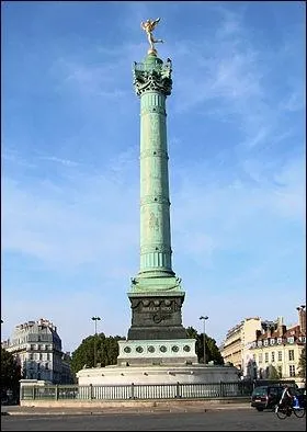 Le nom de quel mois porte la colonne qui se trouve  la place de la Bastille ?