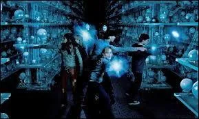 Lorsqu'elle se bat au ministre quel sort lance-t-elle contre un mangemort ?