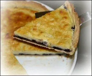 C'est une tarte qui contient une couche de coulis de cassis recouverte d'une p�te de _________