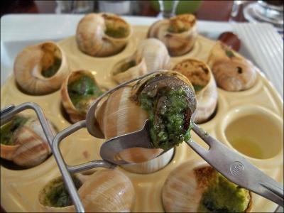 Les escargots de Bourgogne sont l'un des plats les plus typiques des ftes de fins d'annes. Pour les manger, une fourchette a t invente. Savez-vous combien de dents possdent cette fourchette ?