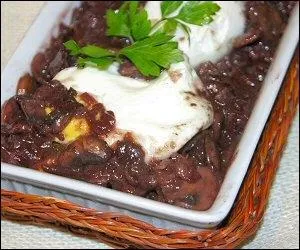 Les �ufs en meurette est un plat traditionnelle de Bourgogne. Il s'agit d'�ufs ______ sur du pain grill� accompagn�s d'une sauce meurette.