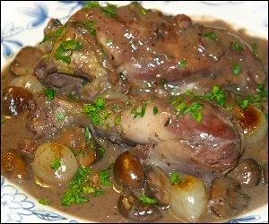 Le coq au vin est un grand classique de la cuisine fran�aise. Plusieurs r�gions revendiquent la paternit� dont la Bourgogne. Selon la tradition, de quand remonte ce mets ?