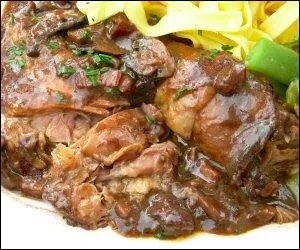 Le b�uf bourguignon est une estouffade de b�uf cuisin�e au vin _____. Il est accompagn�, habituellement, de champignons, petits oignons et lardons.