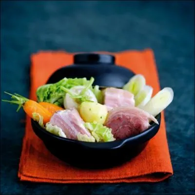 La pot�e bourguignonne est un plat de viande accompagn� de nombreux l�gumes. La pot�e bourguignonne est similaire � un autre plat c�l�bre puisqu'il associe chou et viande. Quel est ce plat similaire ?