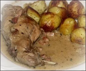 Le lapin est un animal tr�s populaire en France. Dans ce plat, le lapin est frott� puis recouvert avec la denr�e qui lui donne son nom. Ce plat est : du lapin � _________