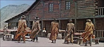 La fille  la valise est arrive par l'entre de service pour voir Rocco et ses frres. On l'amena les yeux bands  l'audience avec Corleone :