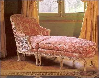 Chaise longue  dossier cintr, trs  la mode entre 1745 et 1780. Ce meuble a plusieurs parties. C'est une bergre qui constitue le chevet.