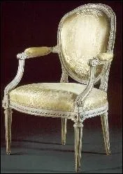 Son dossier cintr est destin  mieux pouser la forme du dos contrairement au sige dit   la Reine .