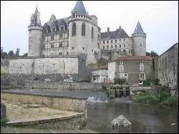 Nous partons  La Rochefoucauld ( Charente ). Cette ville est chef-lieu ...